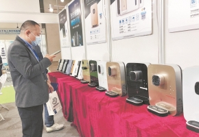 武汉国际水科技博览会上尖板眼真不少 墙壁上的“开水机”能出喝的热水