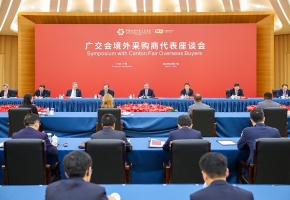 李强同第135届广交会境外采购商代表座谈