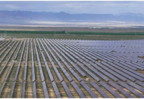 甘肃民乐：戈壁滩上建起“光伏城”