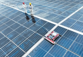 机器人给光伏“洗脸”