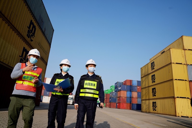 1650614655946408.jpg 海关关员到高栏国际货柜码头调研.jpg