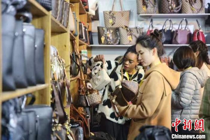 女士选购包包。 彭华 摄 女士选购包包。 彭华 摄