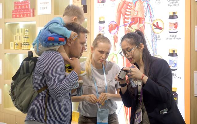 资料图片:客商在广交会上参观选购商品。(新华社发)